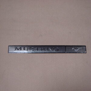 B04460I Dash Emblem "Mustang," Stick On